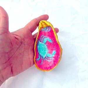 Decoupage Shell Jewelry / Trinket Dish
Handcrafted (Jewelry not included)